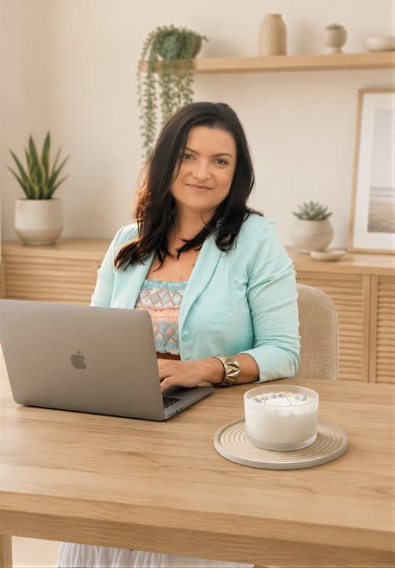 Petra Jóbová u notebooku se svou ručně vyráběnou designovou svíčkou